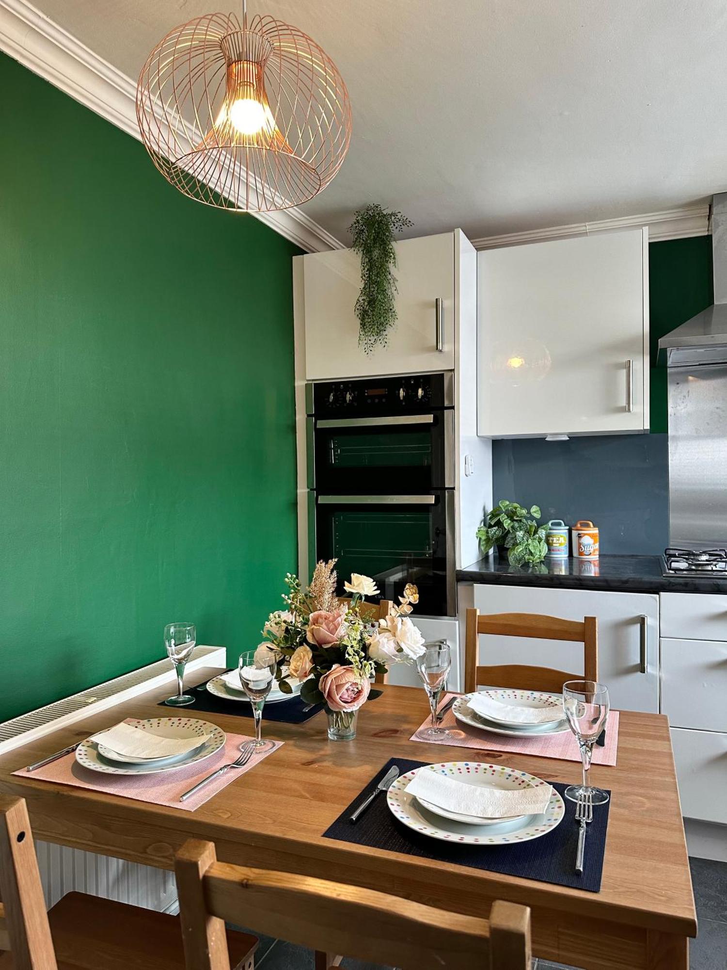6 Guests House Old Trafford,Media City,City Centre, Free Parking Манчестер Экстерьер фото
