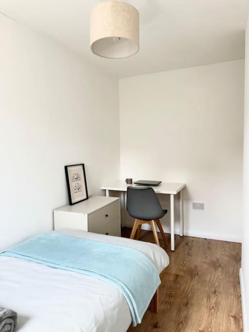 6 Guests House Old Trafford,Media City,City Centre, Free Parking Манчестер Экстерьер фото