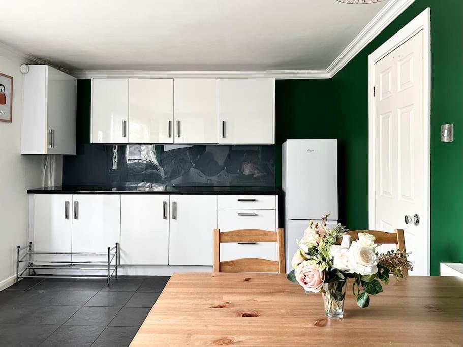6 Guests House Old Trafford,Media City,City Centre, Free Parking Манчестер Экстерьер фото