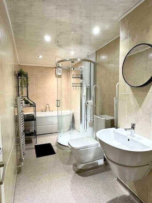 6 Guests House Old Trafford,Media City,City Centre, Free Parking Манчестер Экстерьер фото