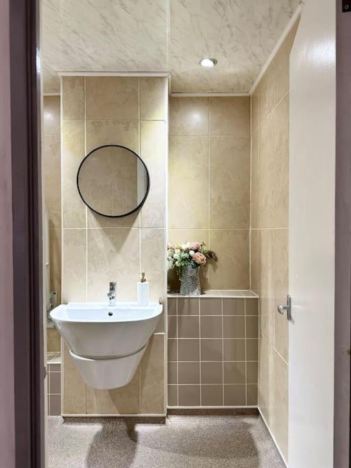 6 Guests House Old Trafford,Media City,City Centre, Free Parking Манчестер Экстерьер фото