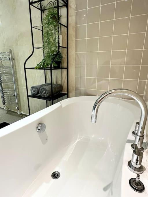 6 Guests House Old Trafford,Media City,City Centre, Free Parking Манчестер Экстерьер фото